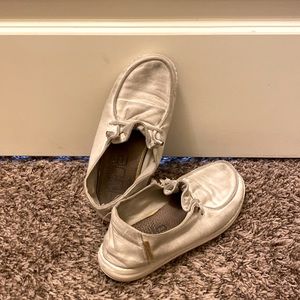 Very nice white size 5 hey DUDES